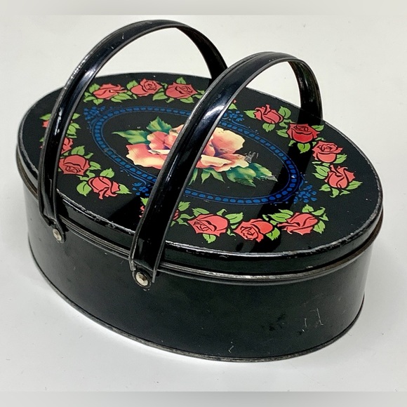 Early Mid Century Vintage Rose Floral Pattern Metal Lidded Handled Biscuit Tin - Picture 8 of 16